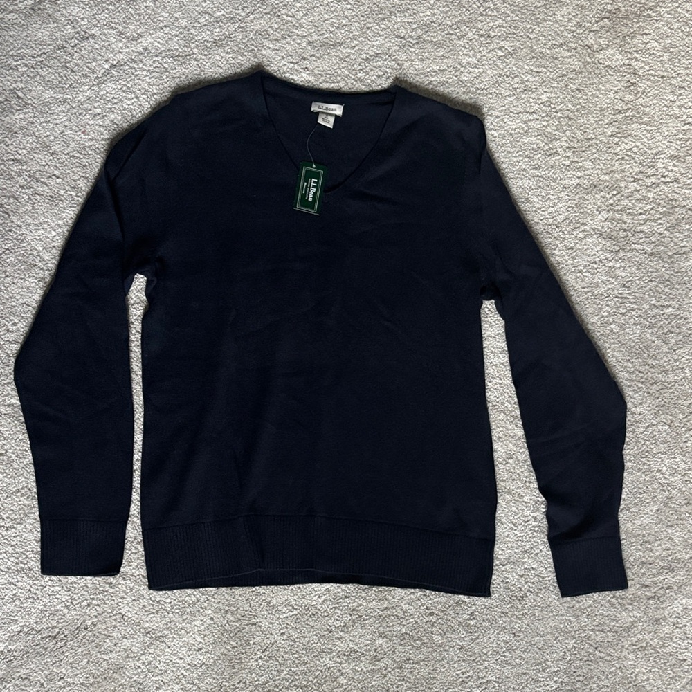 Women’s LL Bean V-Neck Sweater in Navy Blue-NWT